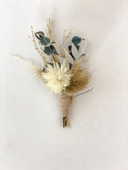 White Strawflower + Eucalyptus Boutonniere/ Wedding Flowers/ Groom and Groomsmen/ Dried Flowers